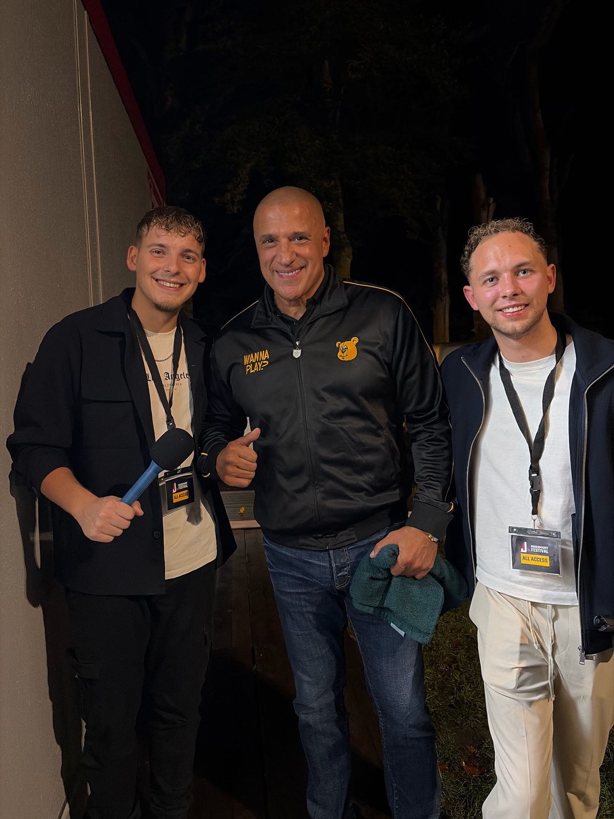 Spits Media backstage met een artiest na een interview, met microfoon en all-access-pas