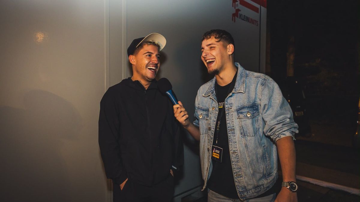 Artiesteninterview op festival — gesprek met microfoon in beeld