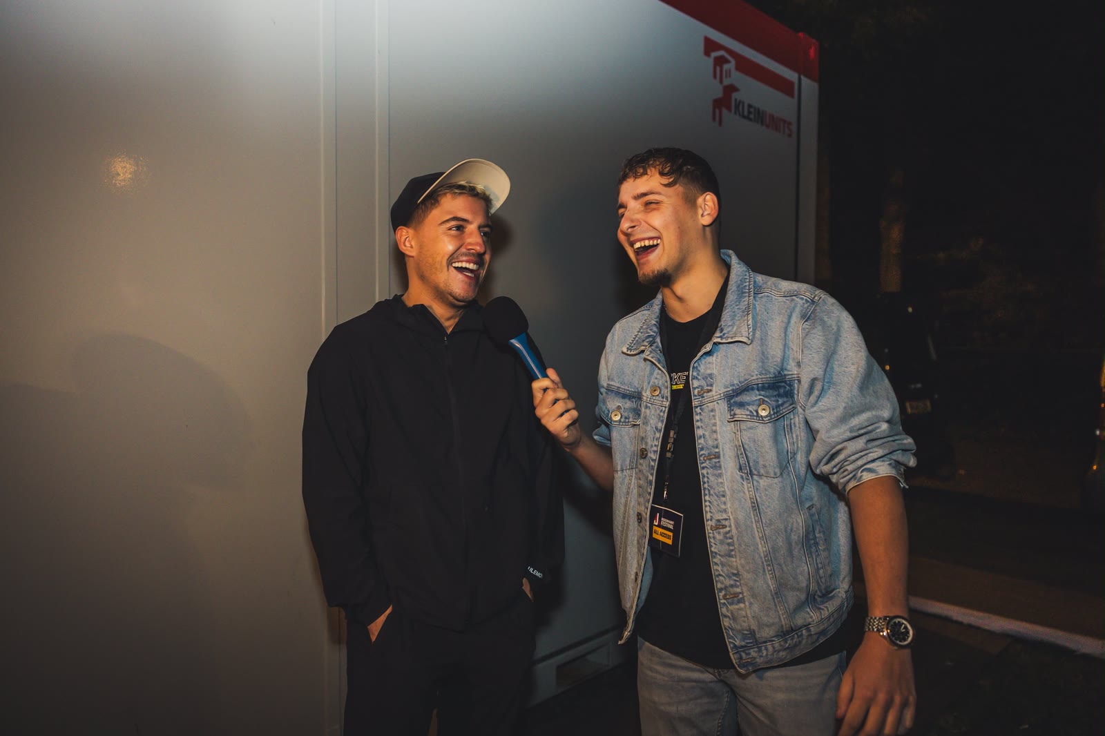 Artiesteninterview op festival — Spits Media met microfoon in gesprek