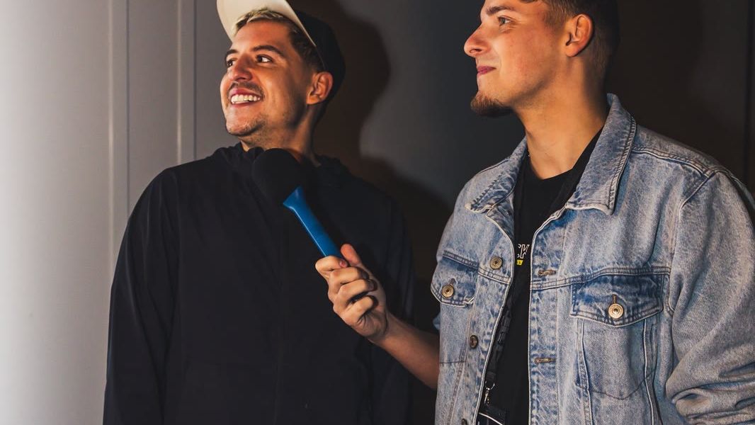 Crew met microfoon op festival — voorbereiding en interviewsetup